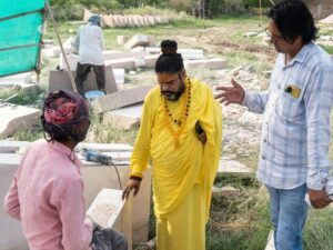 आज नहीं होगी कार सेवा:श्री कृष्ण जन्मस्थान के समीप गुंबद पर स्वामी सच्चिदानंद महाराज ने किया था कार सेवा का ऐलान,कार्यशाला पर होगा शिला पूजन